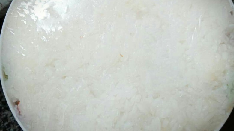 蜜制八宝饭,用保鲜膜将糯米饭包好,防止水气进入。
