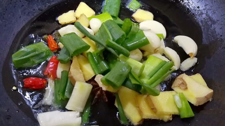 饭遭殃~鳝鱼咸鱼烧牛筋,倒入生姜,葱和大蒜头爆香