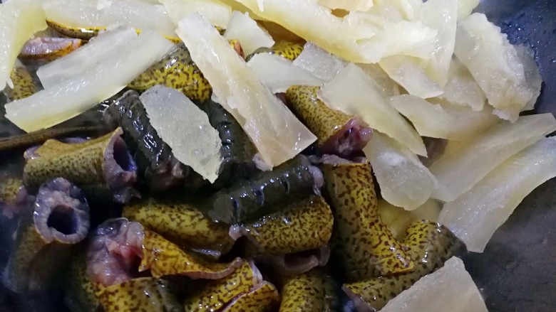 饭遭殃~鳝鱼咸鱼烧牛筋,倒入鳝鱼和牛筋,翻炒几下