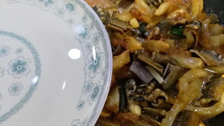 饭遭殃~鳝鱼咸鱼烧牛筋,加入两盘水(水超过鳝鱼和牛筋五公分左右)