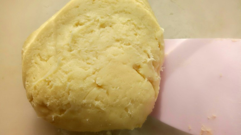 小狗烧果子,用刮刀拌至无干粉(或者戴上手套揉成团),做好以后放入碗中盖上保鲜膜放冰箱冷藏30分钟。