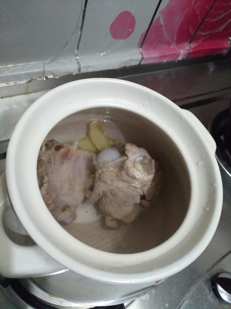 霸王花无花果筒骨汤,筒骨淖水后，入汤煲。