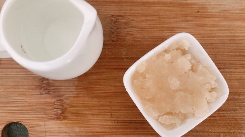 山楂雪球,将冷藏的冰水倒一点在吉利丁粉中,化开吉利丁粉;