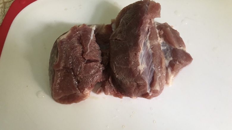 孜然牙签肉,猪肉洗净