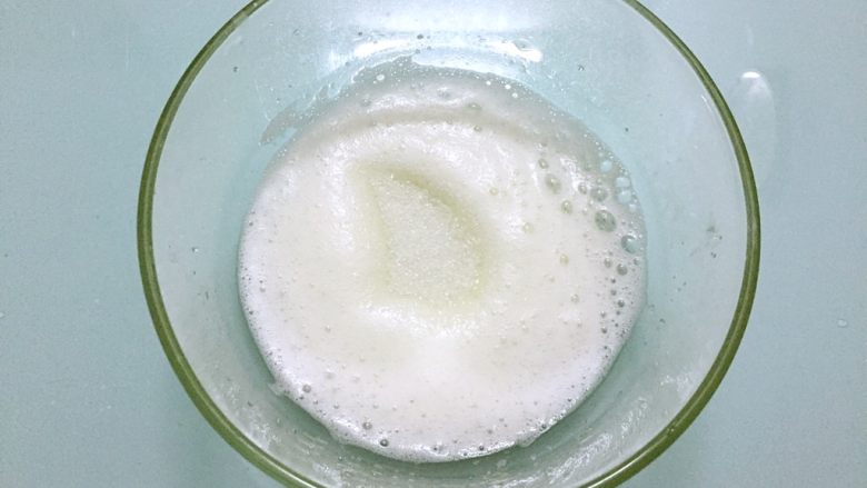 双色蛋白糖,打发至浓密泡沫,再加入三分之一白糖