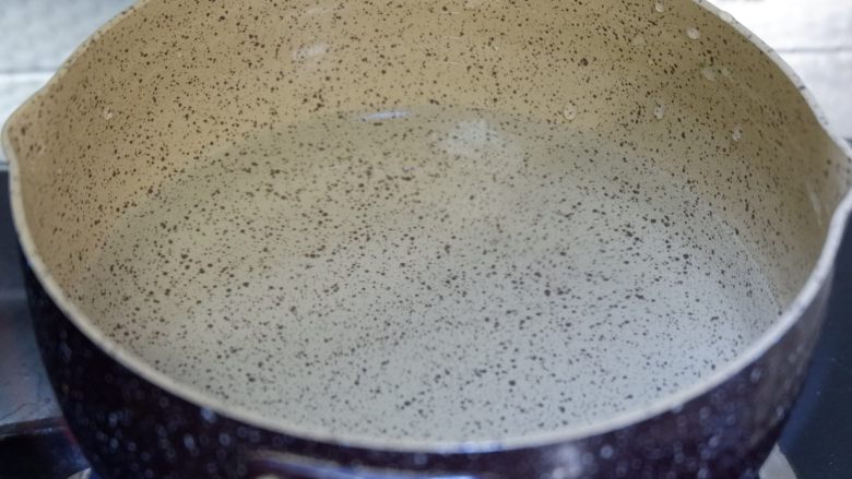 茼蒿炒鸡丝,锅内加入水,大火烧开