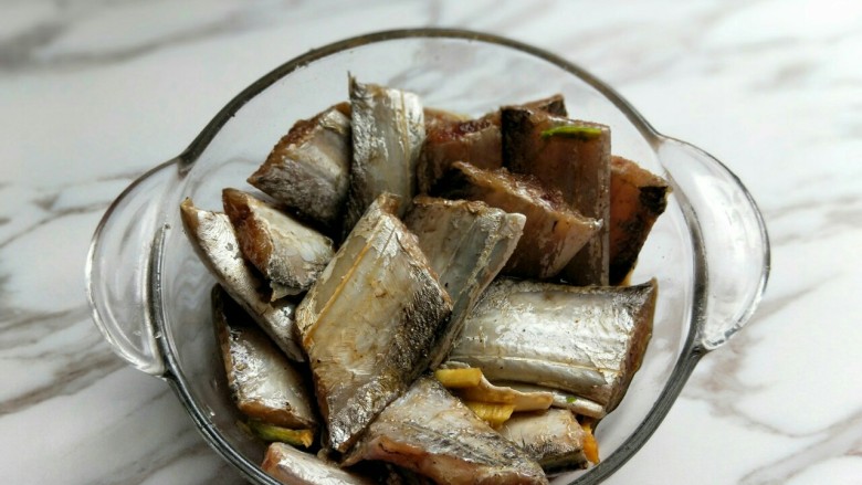 香煎不腥不碎的黄金带鱼,抓均匀,腌制2小时。