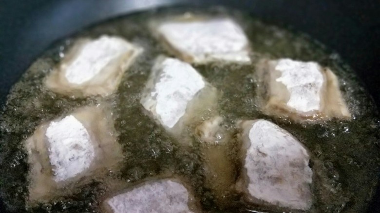 香煎不腥不碎的黄金带鱼,依次沾好面粉,起油锅,油温6成时加入沾满面粉的带鱼,中小火炸。炸至金黄夹出即可。