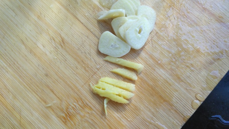 肉炒三丝,蒜切片,姜切丝