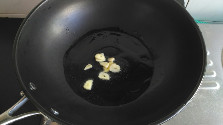 肉炒三丝,起锅放适量食用油,爆香姜蒜