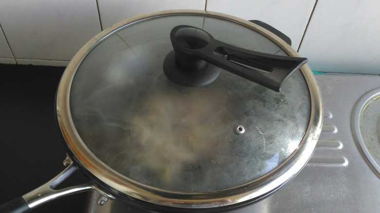 肉炒三丝,焖煮一分钟,让肉丝八分熟