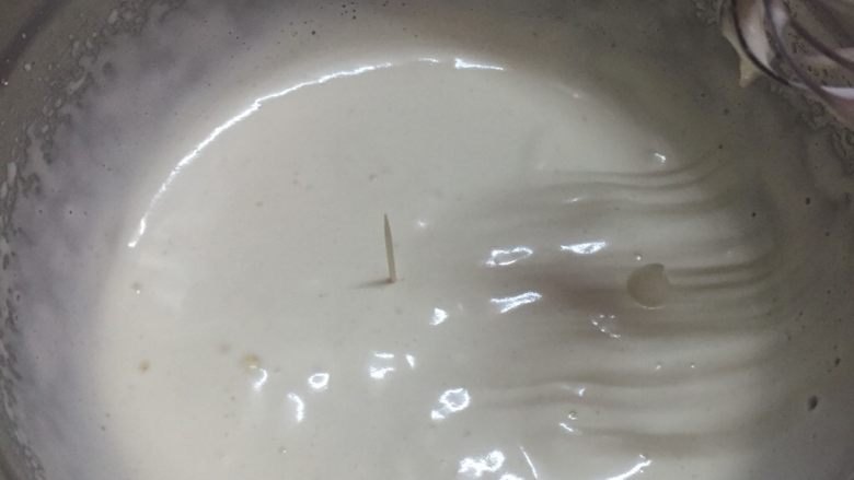 爱心小蛋糕,用打蛋器打至蛋液浓稠,插上牙签不倒的状态