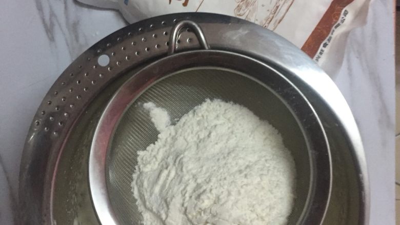 爱心小蛋糕,过筛粉类入盆中,拌均匀