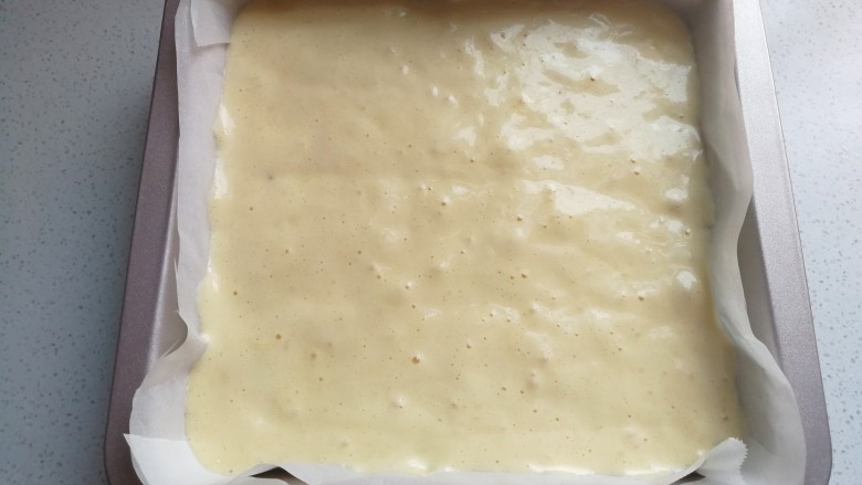 蔓越莓橙香海绵蛋糕,再把蛋糕糊倒入到铺好油纸的八寸方盘中震荡几下,放入预热好的烤箱中层上下火160~170度烤约30~35分钟左右即好(具体根据自家烤箱脾性灵活调整哈)