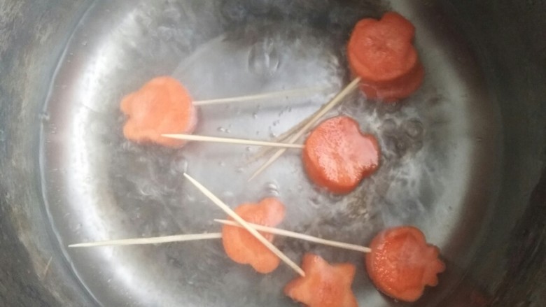 果蔬篮,水开后放入胡萝卜,煮一下可以去掉胡萝卜的草腥味。