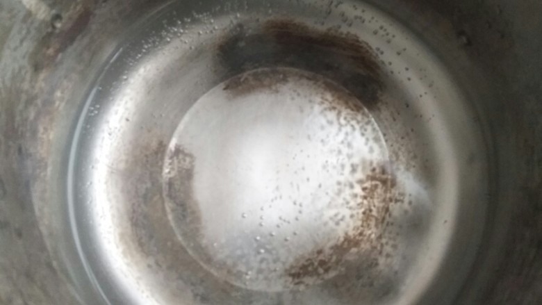 果蔬篮,取锅放入适量水烧开。