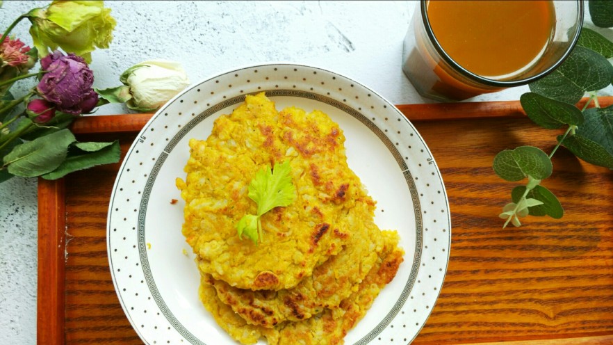 元气早餐――胡萝卜青瓜汁+剩饭煎饼