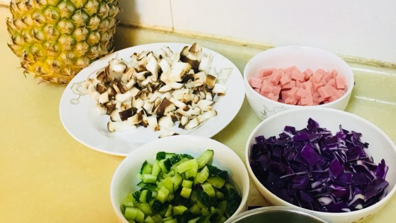 菠萝饭,各样食材切丁,菠萝侧切一小半,用勺子取出来。