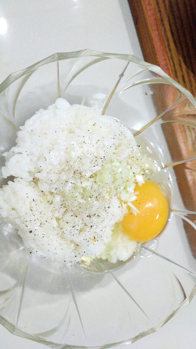 元气早餐――胡萝卜青瓜汁+剩饭煎饼,磨入少量<a style='color:red;display:inline-block;' href='/shicai/ 720'>胡椒粉</a>。加入1勺葱花,适量盐。