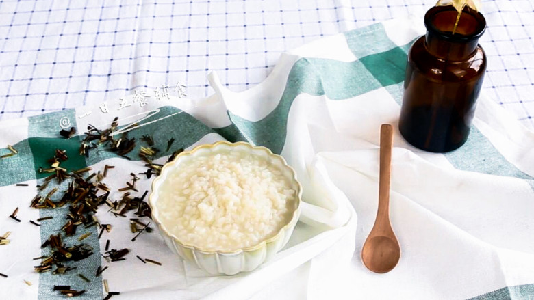 荆芥粥,吃不出什么特别的味道，和平常没两样，润物细无声将药膳吃进去。