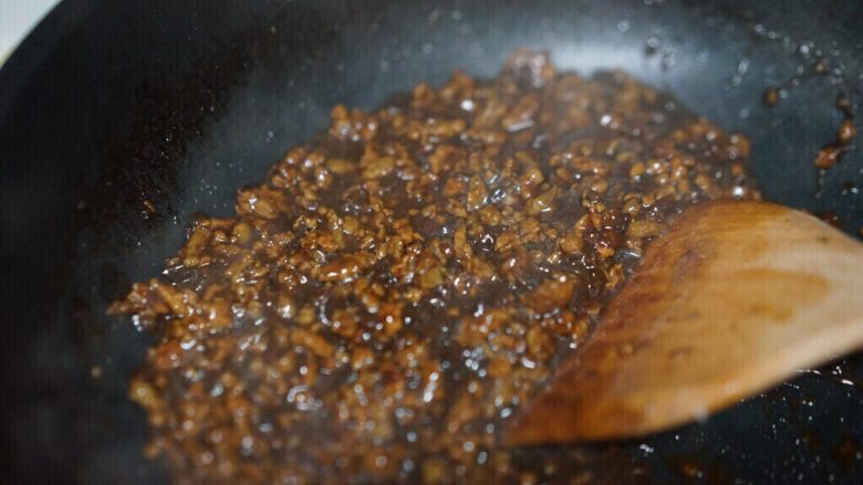 千层酱香饼,约20分钟后大火收汁,可以少许勾芡,不喜欢芡粉的可以忽略
