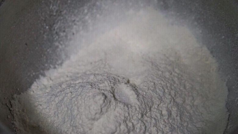 千层酱香饼,面粉加少许盐调匀,加热水揉面,面和水的比例见我上一个菜谱《韭菜盒子》