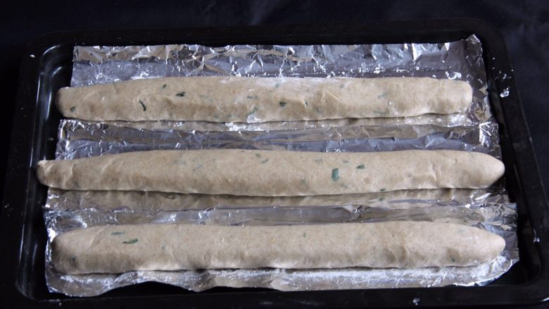 黑麦香葱面包,前面几款介绍了用烤盘纸做隔层,用发酵帆布做隔层,今天用锡纸同样做隔层。