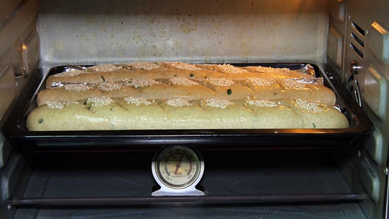 黑麦香葱面包,烤箱预热至180度,模具送入烤箱。