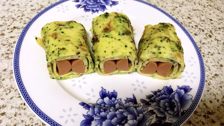 杂蔬鸡蛋饼卷火腿,切去两头,中间切成三段,摆盘