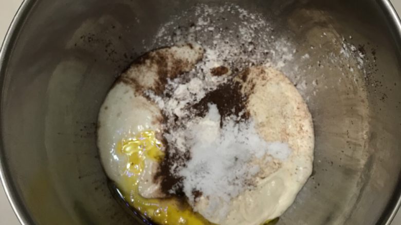 蔓越梅巧克力软欧,把配方里的所有食材包括波兰种一起放入厨师机桶里,开动厨师机2档和面