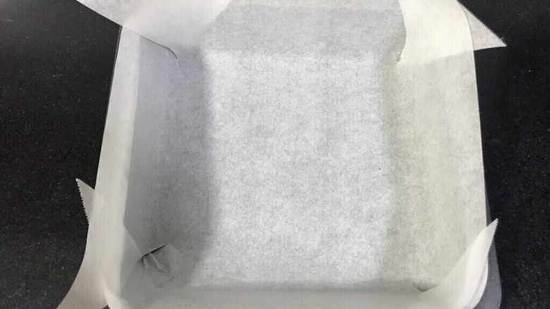 轻优格蛋糕,准备模具,铺油纸备用。