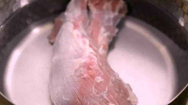 一分钟教你做凉拌牛肉,简单好吃,超级下酒!,牛肉洗净过水待用