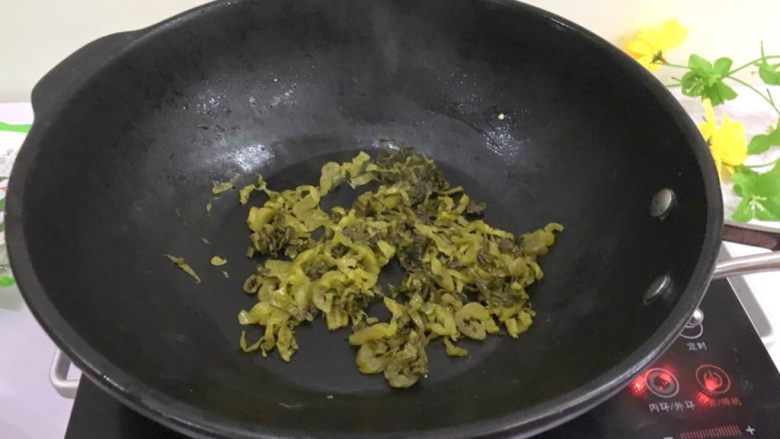 早餐系列之酸菜海带土豆粉超辣,锅里放少许猪油,将酸菜放入