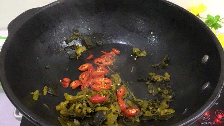 早餐系列之酸菜海带土豆粉超辣,放海带,红尖椒翻炒