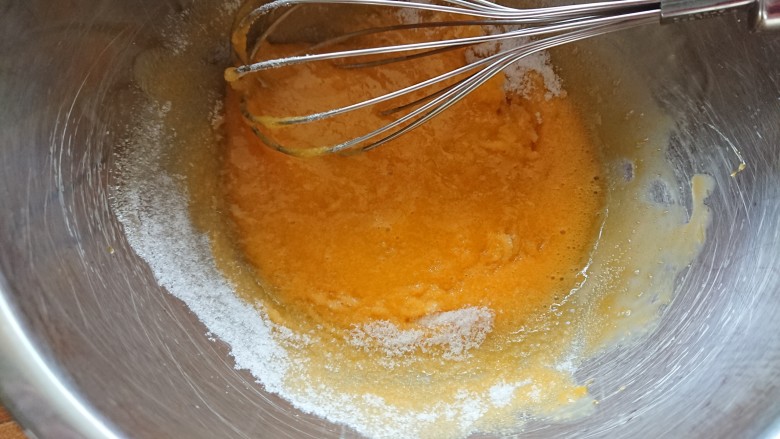摩卡戚风蛋糕,蛋黄打散,加入细砂糖打至蛋液发白