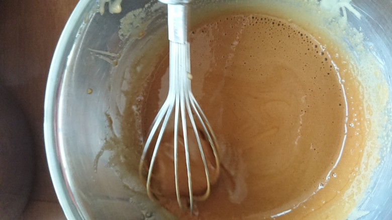 摩卡戚风蛋糕,乳化完全后筛入粉类,拌匀