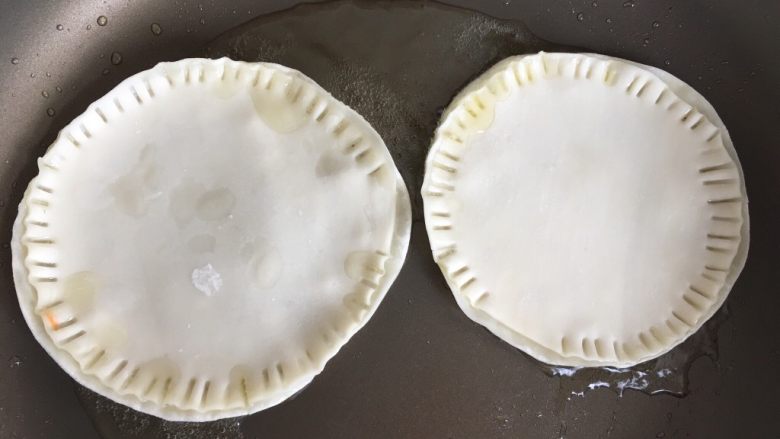 迷你鸡蛋灌饼（饺子皮版）,将饺子皮放入煎制