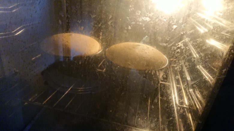摩卡戚风蛋糕,上下火 中一层 烤145℃ 35分 再改185℃烤10分钟上色