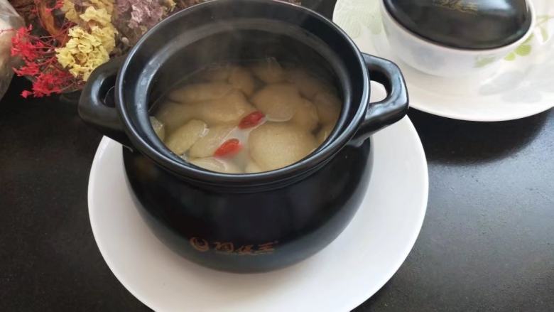 冰糖梨水,上桌可以享用,但不要太烫时吃哦