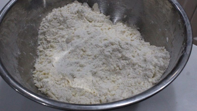 咸香火腿奶酪司康,然后用手揉搓,把黄油和马苏搓散,这时候的面很干,还不能成团。