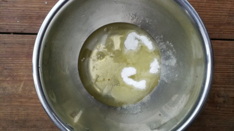 轻乳酪蛋糕,蛋清加盐,分三次加入糖粉,用电动打蛋器打发