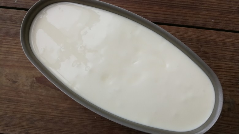 轻乳酪蛋糕,将做好的面糊倒入模具中,轻震几下震出大气泡