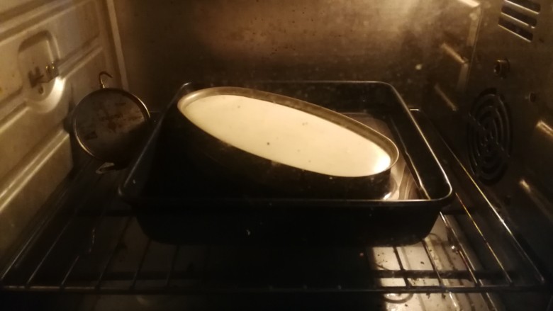 轻乳酪蛋糕,送入预热好的烤箱最下层进行水浴烘烤,130度30分钟转150度30分钟,烤好后在烤箱中闷30分钟再取出