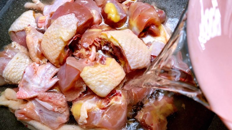 大盘鸡,把剁好的鸡肉放入锅里,加入冷水焯一下血水,水以盖过鸡肉为准