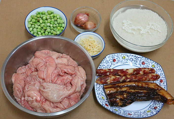 糯米酿猪大肠,<a style='color:red;display:inline-block;' href='/shicai/ 498'>糯米</a>用温水提前2小时浸泡软,同时备好所有食材