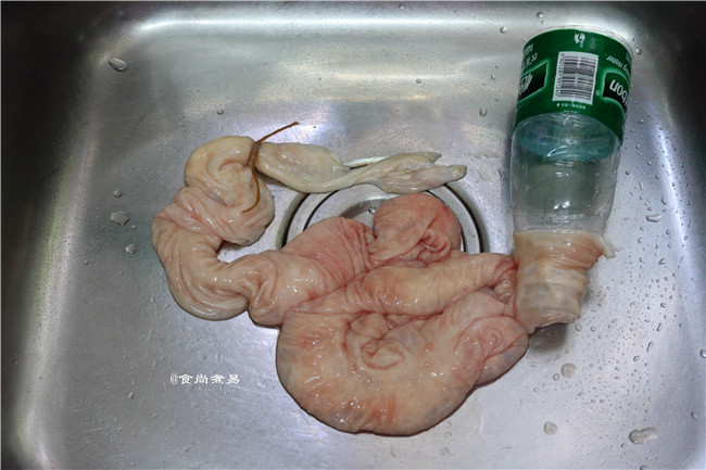 糯米酿猪大肠,用一个矿泉水空瓶,剪开底部,瓶嘴套进大肠里,大肠的另一头用绳子绑好,从底部宽口处灌入馅料,用筷子辅助在入口处转圈,另一只手抓住大肠轻轻抖一下,馅料很容易就灌入大肠里,整条猪大肠可以分成几个小段来酿制