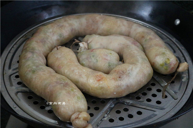 糯米酿猪大肠,开头大火蒸20分钟,再调成中火蒸60分钟左右,灌肠时不要撑得太多,因为糯米蒸熟后会膨胀,太挤糯米容易夹生