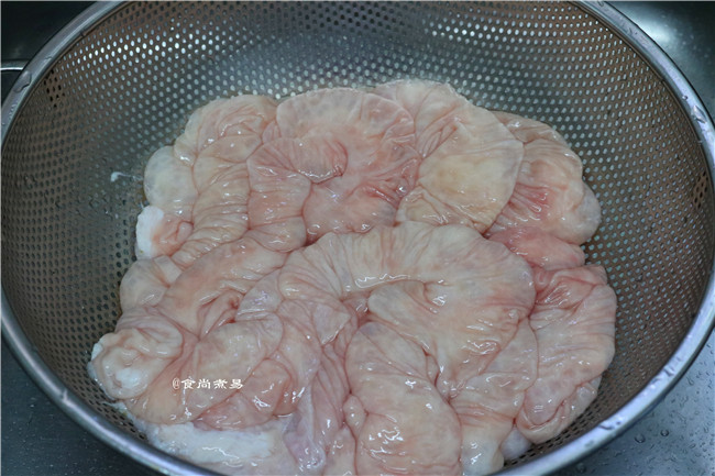 糯米酿猪大肠,用面粉搓过之后再用清水漂洗两三遍,沥干水