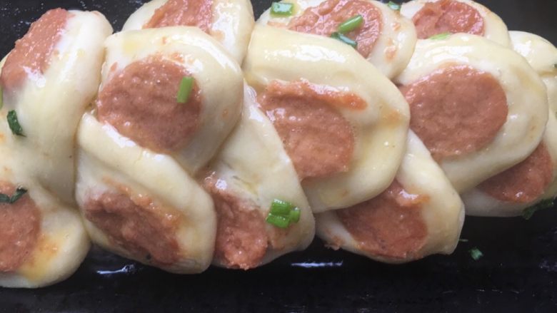 孔雀香肠面包,刷上蛋液
烤箱预热
180度,13分钟左右