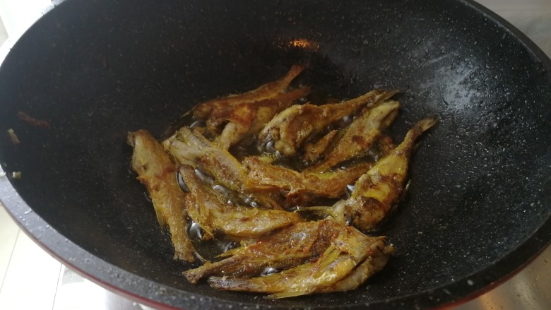 香酥黄花鱼,两面都煎至金黄色，酥酥的就好了。